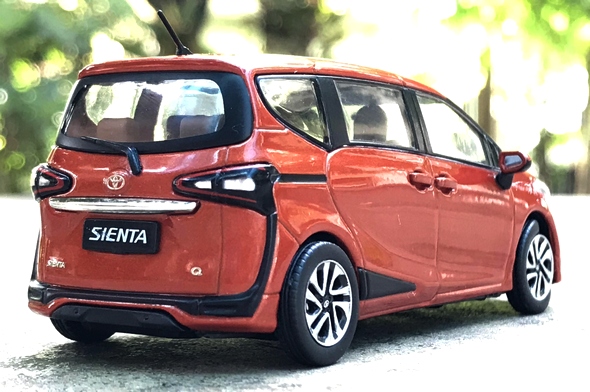 Toyota Sienta 3.jpg